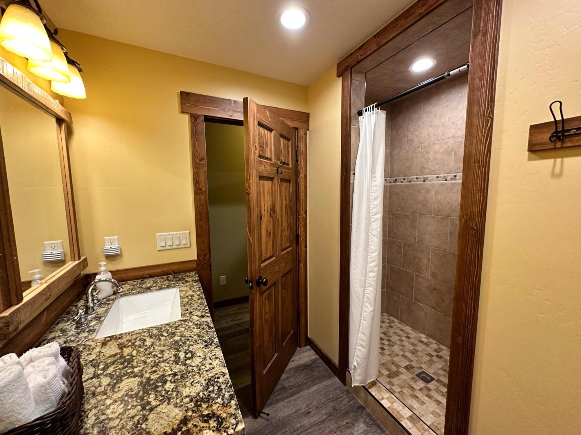 Yellowstone Cabins And Rv West Yellowstone Ngoại thất bức ảnh